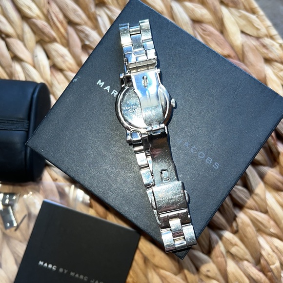 Marc by Marc Jacobs Women's MBM3217 Analog Display Analog Quartz Silver Watch - Picture 8 of 13